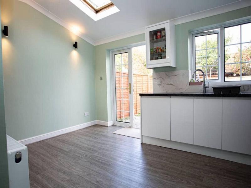 Cozy 3-bedroom Home In Luton image
