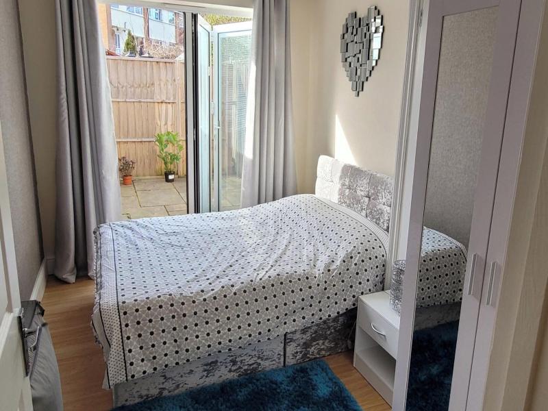 Cozy Central One Bedroom Flat image