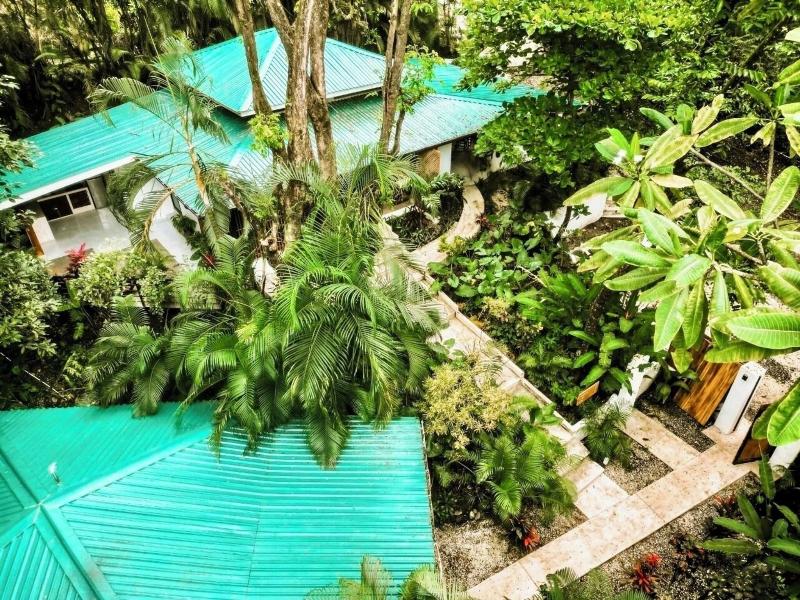 Makanas Beach Bungalows 4