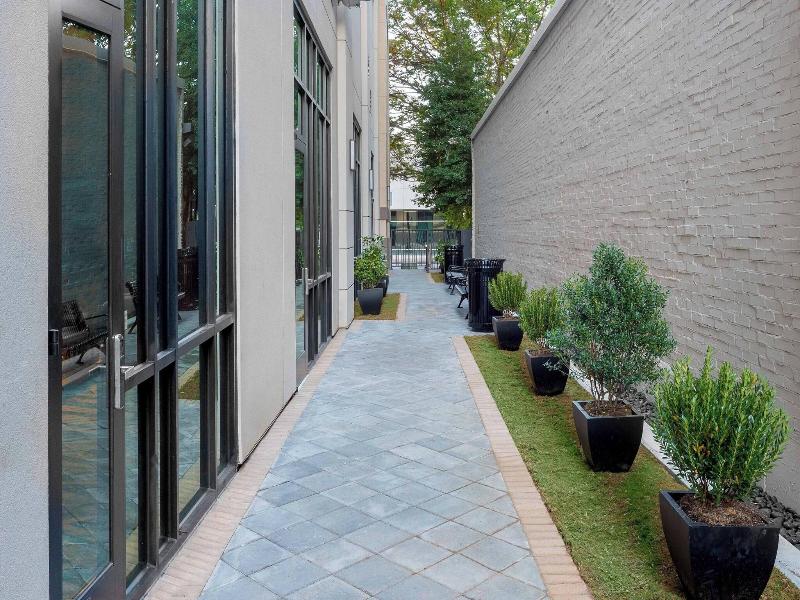 Courtyard By Marriott Atlanta Midtown image
