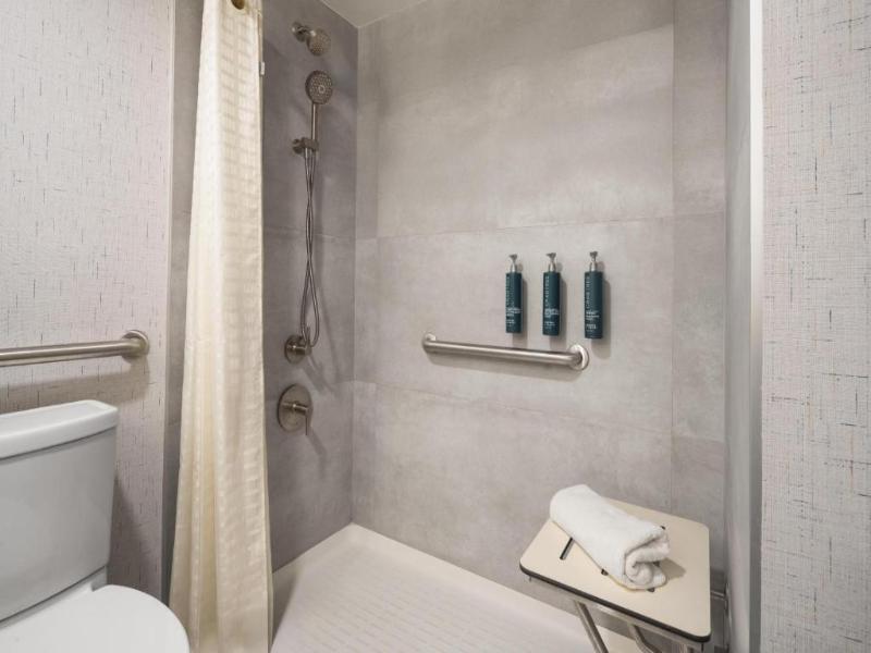 Doubletree Fort Lee George Washington Bridge image