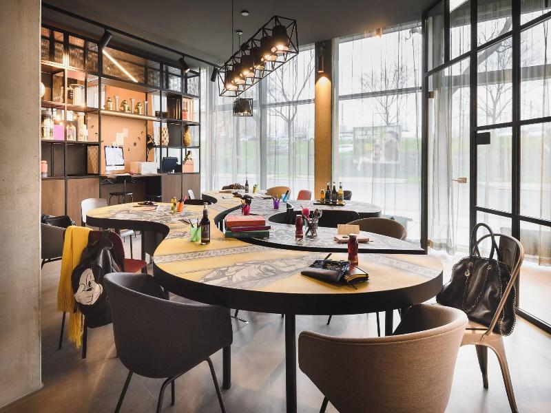 Moxy Dresden Neustadt image