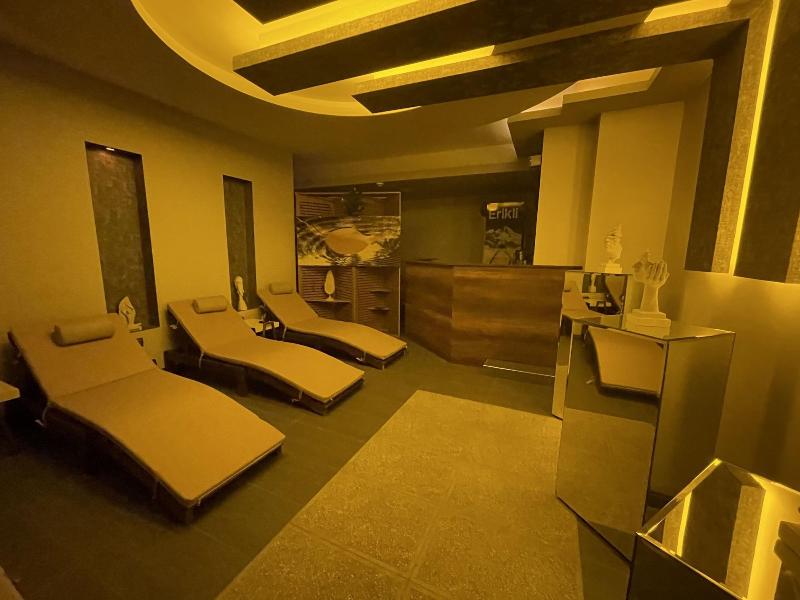 Le Luxe Suites Hotel & Spa image