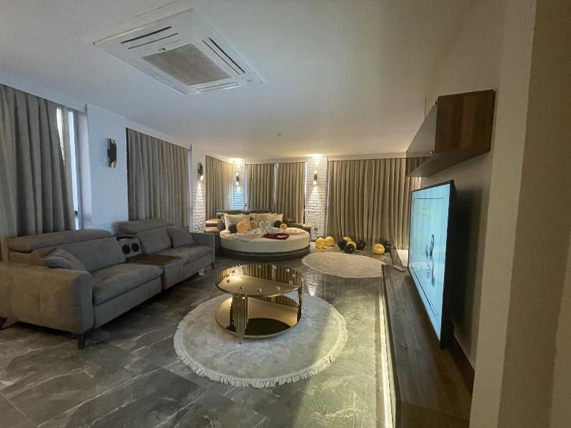 Le Luxe Suites Hotel & Spa image
