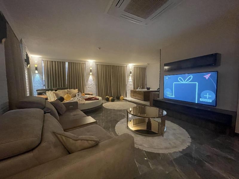 Le Luxe Suites Hotel & Spa image