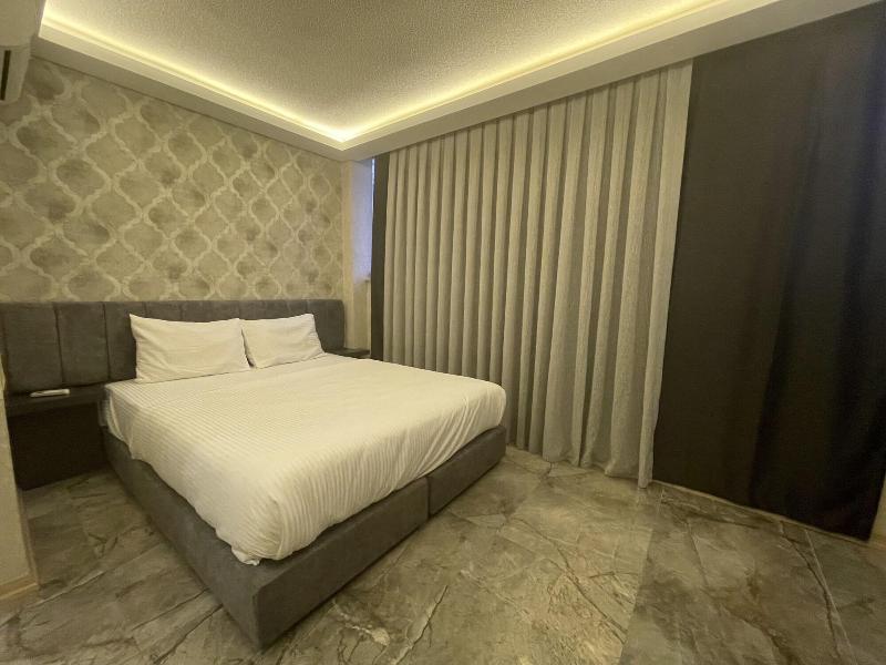 Le Luxe Suites Hotel & Spa image