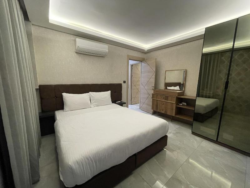 Le Luxe Suites Hotel & Spa image