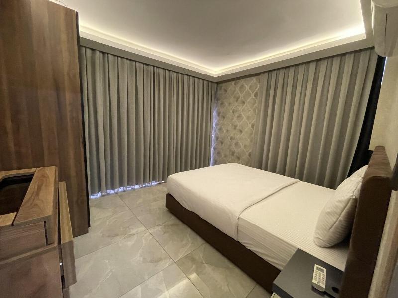 Le Luxe Suites Hotel & Spa image