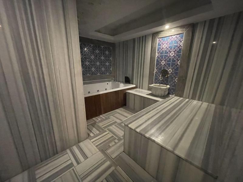 Le Luxe Suites Hotel & Spa image