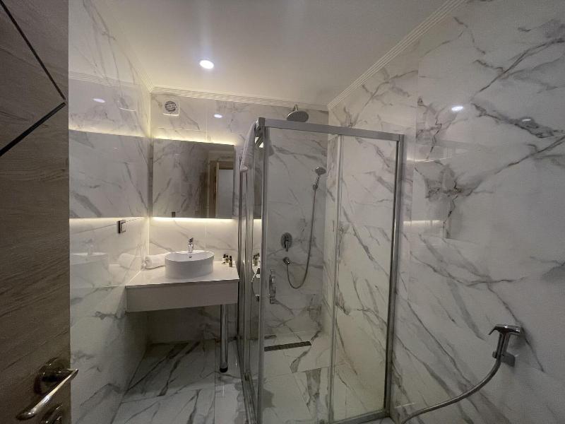 Le Luxe Suites Hotel & Spa image