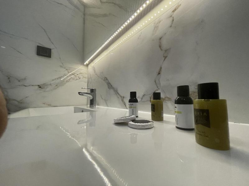 Le Luxe Suites Hotel & Spa image