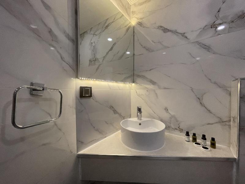 Le Luxe Suites Hotel & Spa image
