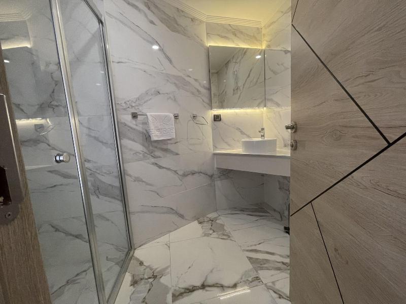 Le Luxe Suites Hotel & Spa image