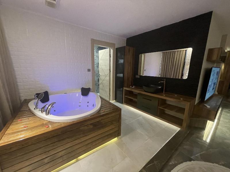 Le Luxe Suites Hotel & Spa image