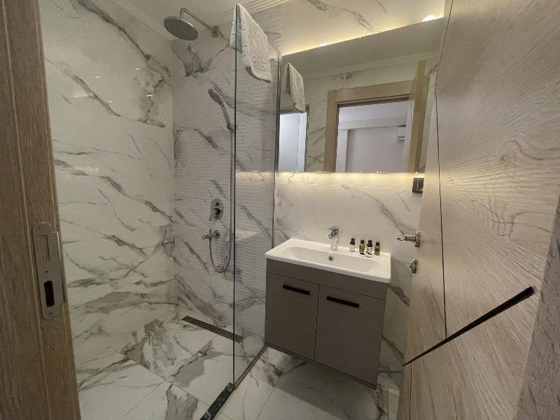 Le Luxe Suites Hotel & Spa image