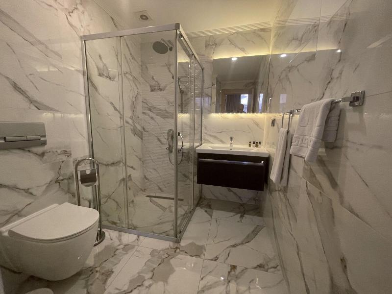 Le Luxe Suites Hotel & Spa image