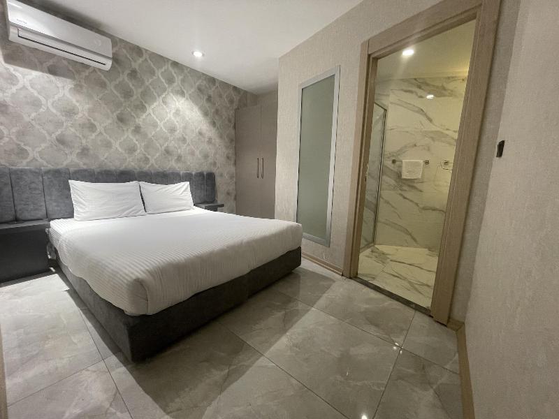 Le Luxe Suites Hotel & Spa image