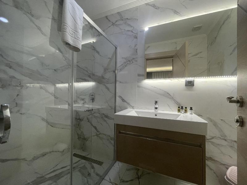Le Luxe Suites Hotel & Spa image