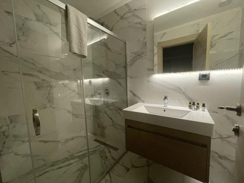 Le Luxe Suites Hotel & Spa image