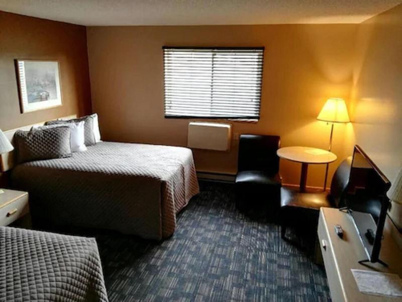 Lakeside Motor Inn image
