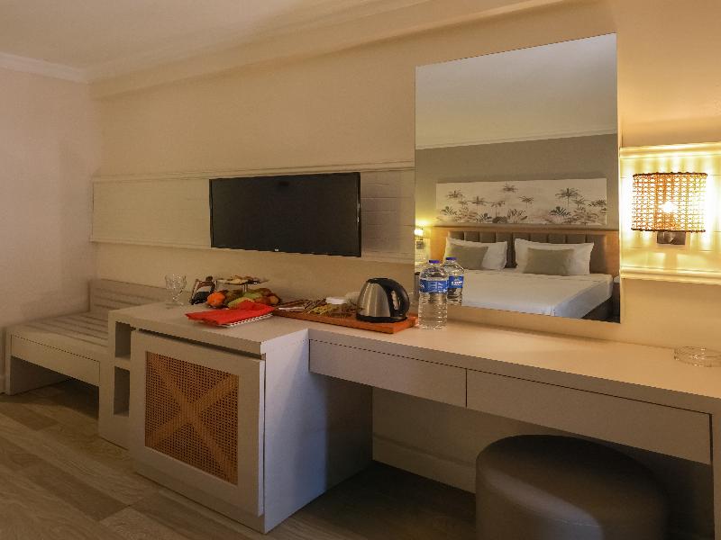 Side Aluna Hotel image
