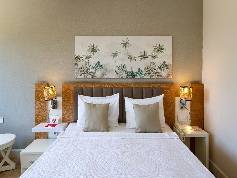 Side Aluna Hotel image