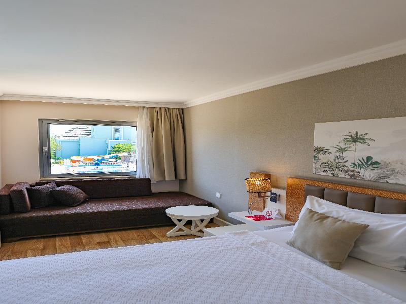 Side Aluna Hotel image