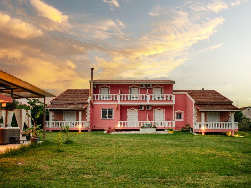 Riposo Studios & Apartments image