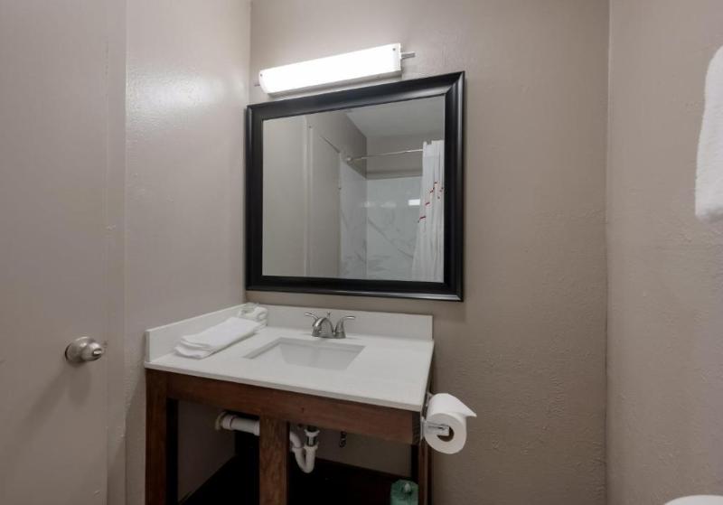 Red Roof Inn Madisonville image