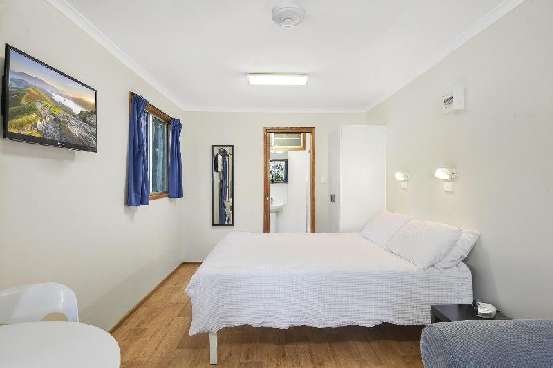 Flynns Beach Caravan Park image