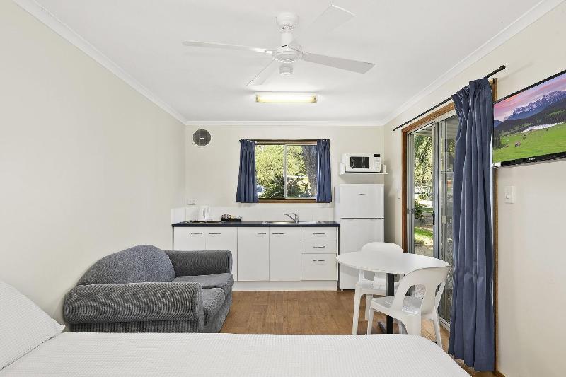 Flynns Beach Caravan Park image