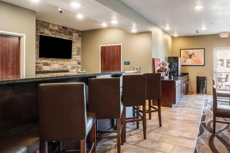 Cobblestone Hotel & Suites - Newport image