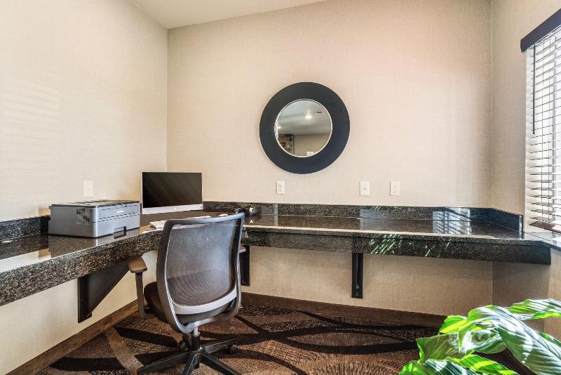 Cobblestone Hotel & Suites - Newport image