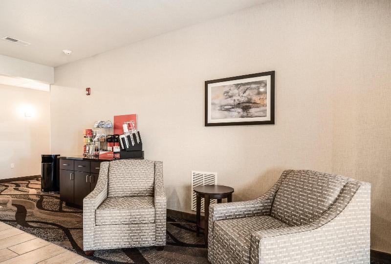Cobblestone Hotel & Suites - Newport image