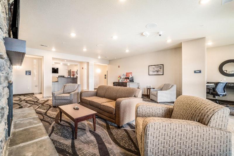 Cobblestone Hotel & Suites - Newport image