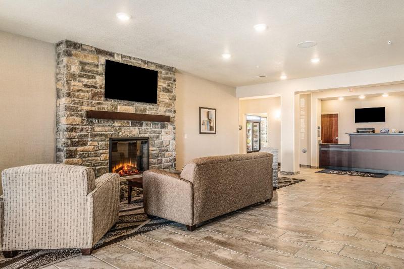 Cobblestone Hotel & Suites - Newport image