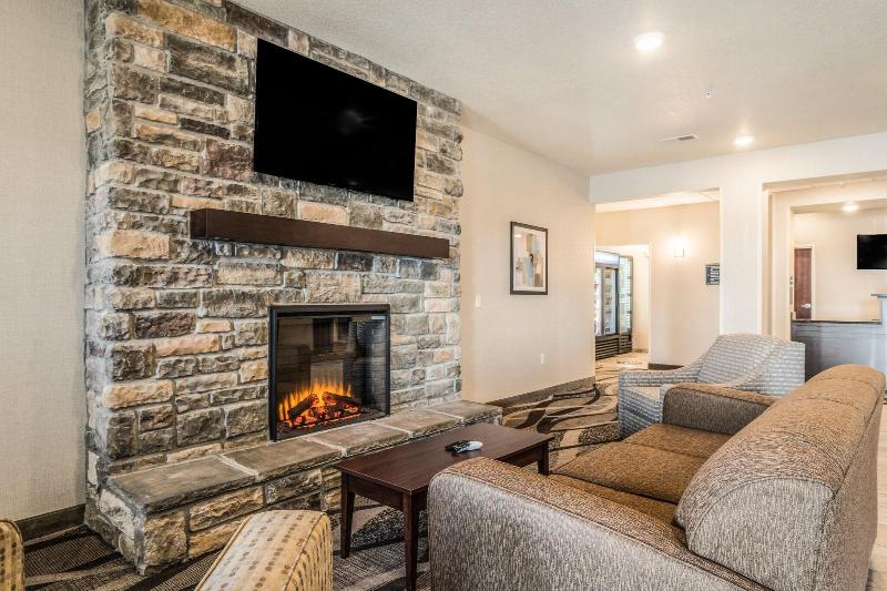 Cobblestone Hotel & Suites - Newport image