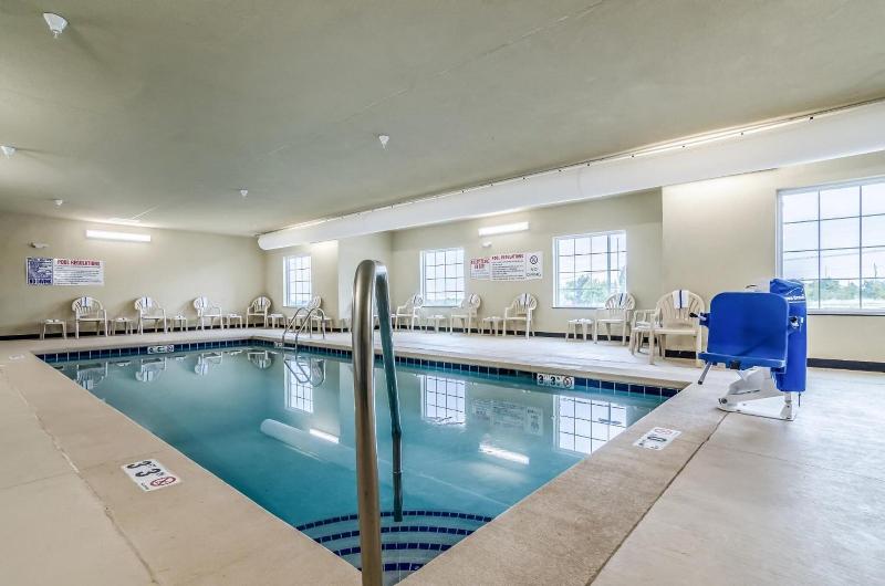 Cobblestone Hotel & Suites - Newport image