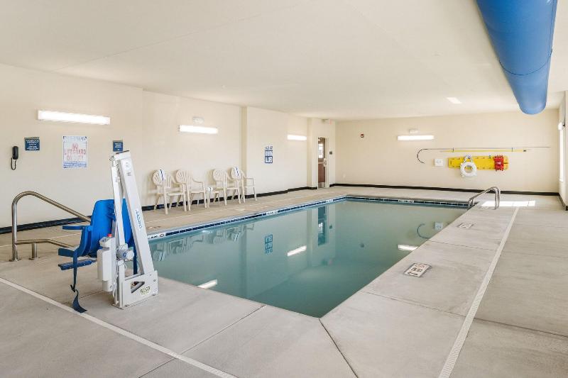 Cobblestone Hotel & Suites - Newport image