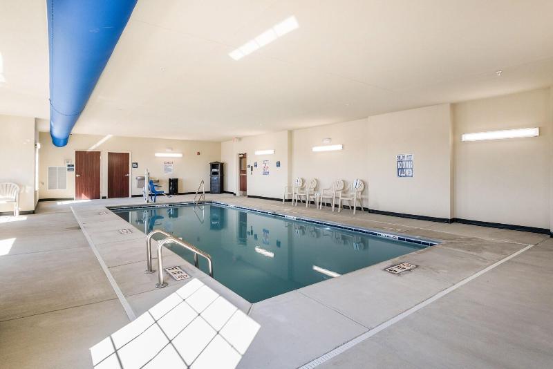 Cobblestone Hotel & Suites - Newport image