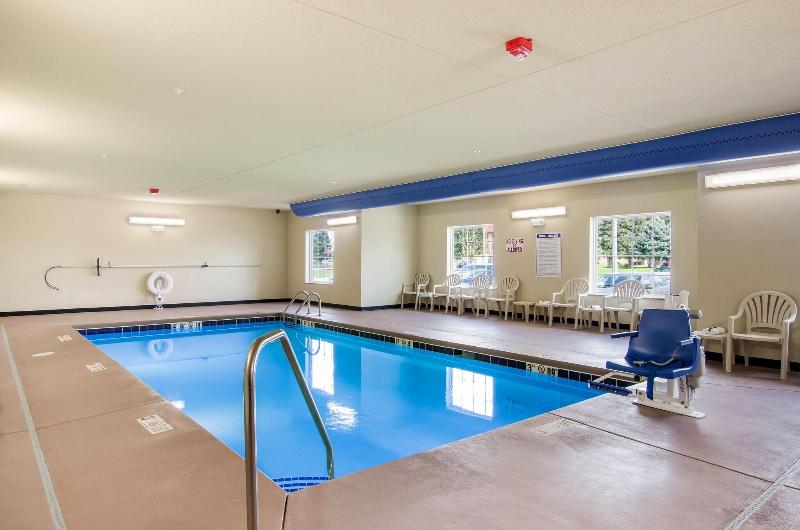 Cobblestone Hotel & Suites - Newport image