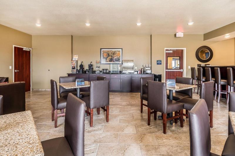Cobblestone Hotel & Suites - Newport image 1