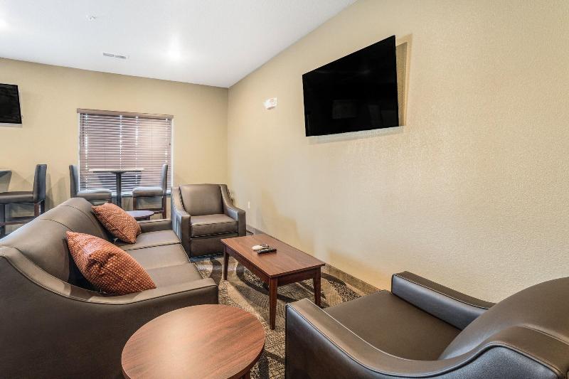 Cobblestone Hotel & Suites - Newport image