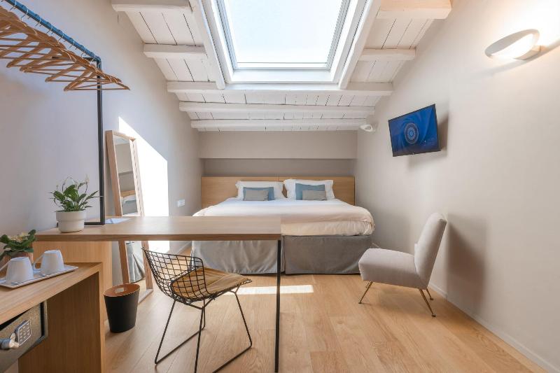 Archã¨ Design Rooms And Suites image