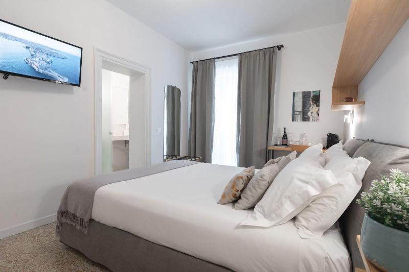Archã¨ Design Rooms And Suites image