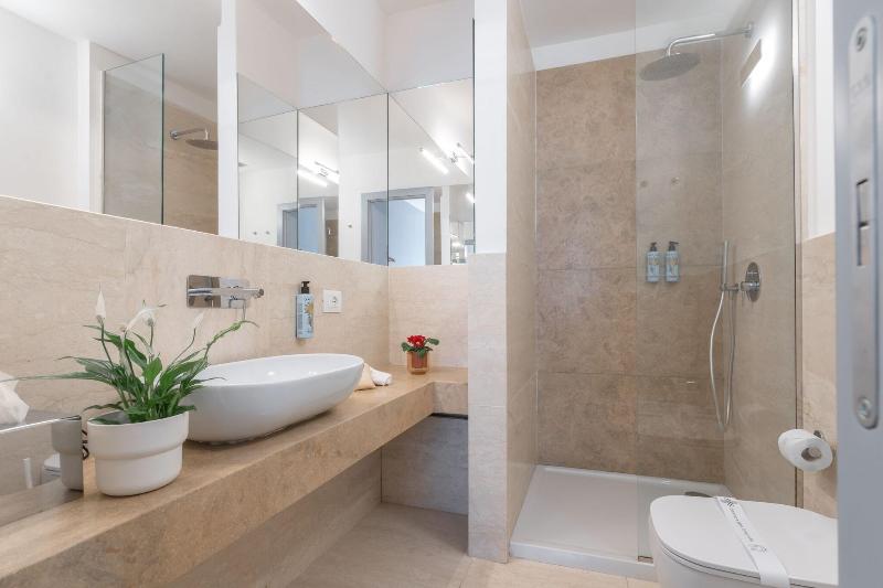 Archã¨ Design Rooms And Suites image