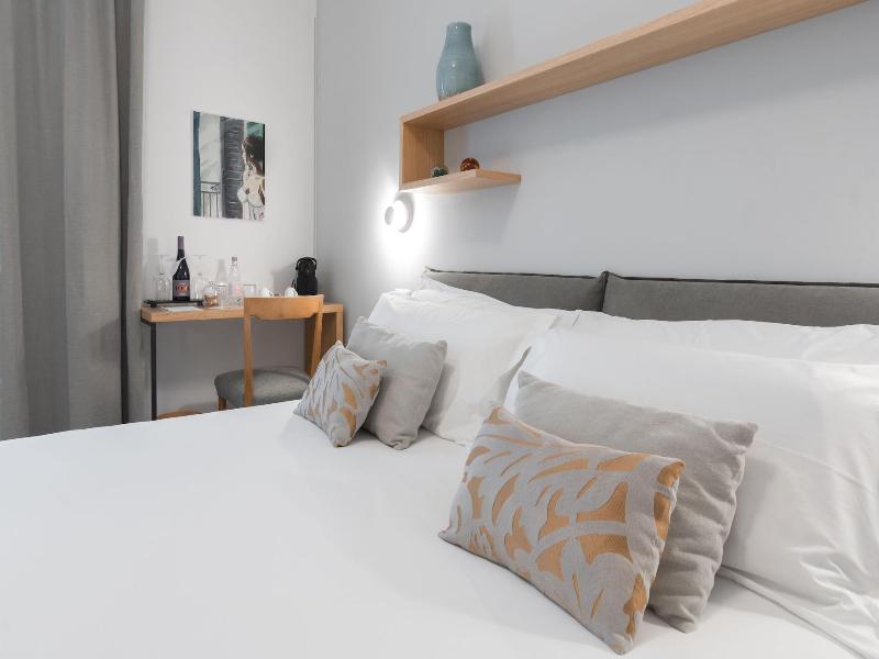 Archã¨ Design Rooms And Suites image