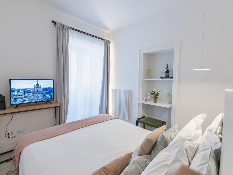 Archã¨ Design Rooms And Suites image