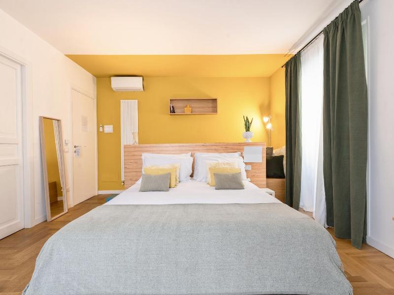 Archã¨ Design Rooms And Suites image