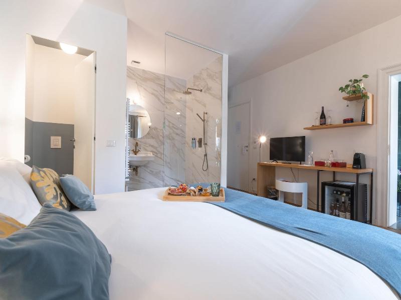 Archã¨ Design Rooms And Suites image